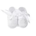 Chaussures bébé blanches en satin avec broderie et nœud élégant en ruban de dentelle - 9cm (0-6 mois) / Style Nœud en Satin et Dentelle (31003)