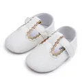 Detailweergave van witte baby prinsessenschoenen met gouden schulprand en klittenband - 11cm (0-6 Maanden) / Wit