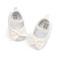 Dettaglio scarpe neonato bianche con fiocco in velluto e misura interna 0-6 mesi - Piccolo / Bianco