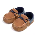 Detail von braunen Kunstleder- und blauen Denim-Babyschuhen mit atmungsaktiven Löchern - L / Braun