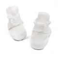 Chaussons bébé blancs en soie souple avec élastique et bouton décoratif - Longueur Intérieure 9.8cm (0-3 Mois) / Blanc