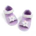 Draufsicht auf Baby Sandalen in Lila und Weiß aus Kunstleder mit weißer Blume und Klett - 11cm (0-6 Monate) / Lila