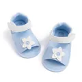 Hellblaue Baby Sandalen mit weicher Sohle, weißer Blume und Klettverschluss - 11cm (0-6 Monate) / Blau