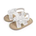Weiße Babysandalen für Mädchen mit Stoffblumen und Perlen auf weichen Sohlen - 11cm / Weiß