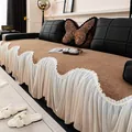 Cuscino divano in ciniglia marrone con bordo plissettato bianco e dettagli dorati - 70*70cm / Marrone