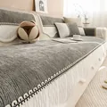 Funda de sofá gris de chenilla con bordes plisados blancos y detalles bordados - 70cmx70cm / Gris