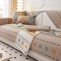 Funda de sofá de chenilla con patrón geométrico bohemio azul y naranja en fondo beige - 70*70cm / Café claro