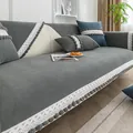 Grijze en beige chenille bankhoes met wit kant en grijze balvormige kwastjes - 70*70cm / donkergrijs
