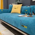 Blauwe chenille bankovertrek met geborduurd label en een geel decoratief kussen - Raster - Donkerblauw