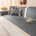 Funda de sofá de ratán tejido gris oscuro con cojín y bordes decorativos crema - Verde Ciprés