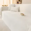 Copridivano in ciniglia bianco crema con trama a righe e nappe decorative ai bordi - Piccolo / Bianco