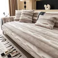 Funda de sofá de piel sintética a rayas marrones con textura suave y bordes tejidos - 70x70cm / Camel