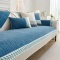 Blauwe chenille bankhoes met streeptextuur en witte bladmotieven als accent - 70*70cm / Hemelsblauw