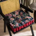 Dik vierkant stoelkussen met bloemen jacquard en rode fluwelen bies op de stoel - Rozen Olieverf