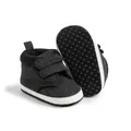 Dettaglio di scarpe alte da neonato con suole morbide antiscivolo e chiusure a strappo - 11cm (0-6 Mesi) / Nero