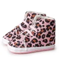 Detail van roze babyboots met luipaardprint, fleecevoering en zachte witte rubberen zool - 0-6 Maanden / Roze