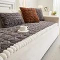 Cuscino divano in peluche grigio con trapuntatura a rombi e frangia con pompon - grigio scuro / 70x150cm