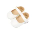 Chaussures bébé Mary Jane en cuir verni blanc avec bords ondulés et bride à boucle - 11cm / Blanc