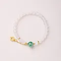 Elegantes Perlenarmband mit weißen Jadelsteinen, grüner Akzentperle und Münzanhänger - 6mm Weißer Achat Afrikanische Jade Glücksbringer Stil