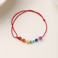 Handgefertigtes rotes Schnurarmband mit sieben Chakra-Natursteinperlen und Silber-Zwischenteilen - Sieben Chakra Mehrfarbige Perlen Stil