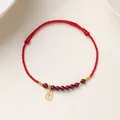 Rotes geflochtenes Armband mit Zinnoberperlen und Goldplakette mit Friedensgravur - Zinnober Mit Goldplakette Stil