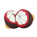 Détail macro d'un charm de chaussure mangoustan en PVC 3D avec texture de fruit réaliste - Mangoustan