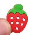 Détail d'une breloque fraise 3D mignonne en silicone souple pour sabots de jardin - Style Fraise (5)