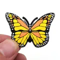 Bunte Schmetterlings-Schuhstecker aus PVC mit Monarchflügel-Muster für Clogs - Orangegelber Schmetterling Stil (6)