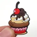 Λεπτομερής macro λήψη διακοσμητικού cupcake από PVC με κεράσι για παπούτσια κήπου - Cupcake (3)