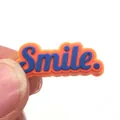 Charm per scarpe in PVC 3D con scritta Smile blu e bordo arancione vivace - Stile Sorriso (2)