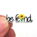 Süßer PVC-Schuhanstecker mit be kind Text und Sonnenblume für Clog-Schuhe - be kind Sonnenblume