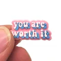 Detailaufnahme des rosa Schuhanhängers aus PVC mit der Aufschrift You Are Worth It - you are worth it Rosa