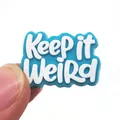 Charm per scarpe in PVC blu 'Keep it Weird' con scritte bianche in rilievo 3D - Stile Rimani Strano (7)