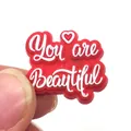Simpatico charm in PVC per scarpe con scritta You are Beautiful e cuore rosso - Stile Sei Bellissima (17)