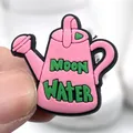 Breloque de chaussure en PVC arrosoir rose pour sabots avec texte vert Moon Water - Arrosoir Rose