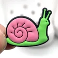 Charm de chaussure en PVC escargot rose et vert pour sabots et sandales à trous - Escargot Dessin Animé