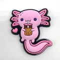 Détail macro d'une décoration de chaussure en PVC axolotl rose avec bubble tea - Style Boire Du Thé Au Lait
