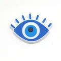 Gedetailleerd zicht van een blauwe Evil Eye PVC-schoenbedel voor klompen met achterkant - Blauwe Gelaagde Boze Oog (19)