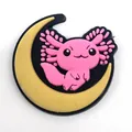 Charm de chaussure Axolotl rose sur une lune dorée en PVC souple pour sabots - Style Assis Sur La Lune