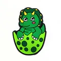Detailansicht eines niedlichen PVC Triceratops Dinosaurier Schuhclips für Clogs-Schuhe - Schlüpfender Triceratops (7)