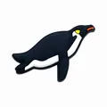 Dettaglio di un ciondolo a forma di pinguino per zoccoli in PVC bianco e nero resistente - Stile Pinguino
