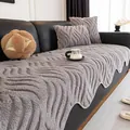 Copridivano grigio in peluche con trama ondulata e cuscini coordinati su divano - 70x70 / Grigio chiaro
