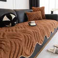 Copridivano in peluche marrone con trama a onde e cuscini coordinati su divano in pelle nera - 70x70 / Caffè Caramello
