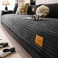Cojín de pana gruesa gris oscuro con bordes de pompones decorativos y etiqueta de cuero - 70x70cm / Negro