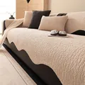 Copridivano beige in ciniglia con trama a grani antiscivolo e finitura morbida di lusso - Tinta Unita Irregolare / 70x70 / Caffè Chiaro