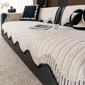 Cojín de sofá de felpa crema con bordes ondulados negros y textura de rayas verticales - 70x70cm / Base Blanca Negro