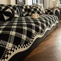 Housse de canapé en chenille à carreaux noir et blanc avec bords ondulés et coussins - 70x70cm / Noir