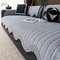 Cojín de sofá de felpa gris con textura de rayas y bordes negros festoneados - 70x70cm / Gris