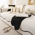 Copridivano minimalista in ciniglia con trapuntatura a foglia e bordo nero a onde - Motivo a spiga / 70x70cm / Bianco Sporco