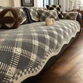 Housse de canapé en chenille à carreaux gris et crème avec bords festonnés - 70x70cm / Gris clair